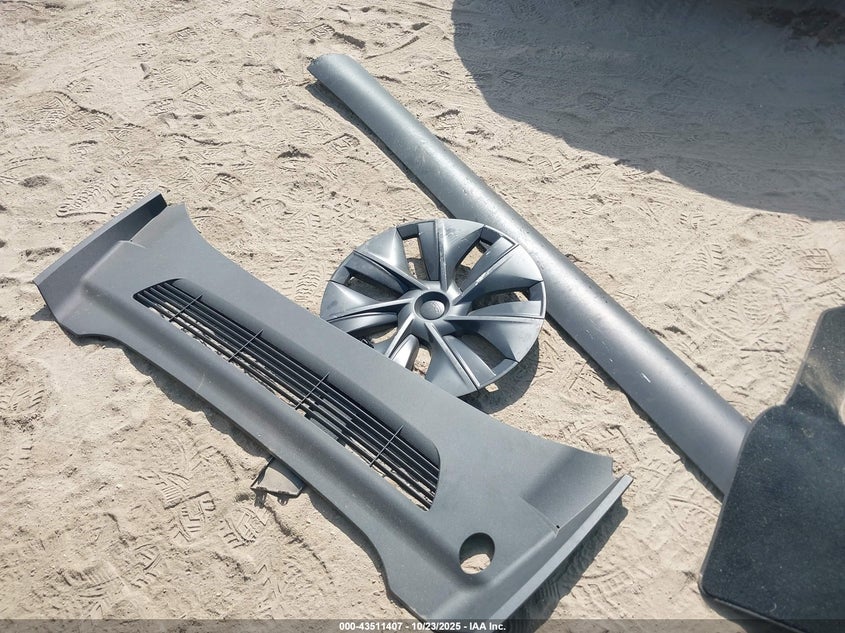 2025 Tesla Model Y Long Range Dual Motor Rear-Wheel Drive VIN: 7SAYGDED3SA372602 Lot: 43511407