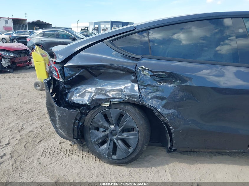 2025 Tesla Model Y Long Range Dual Motor Rear-Wheel Drive VIN: 7SAYGDED3SA372602 Lot: 43511407