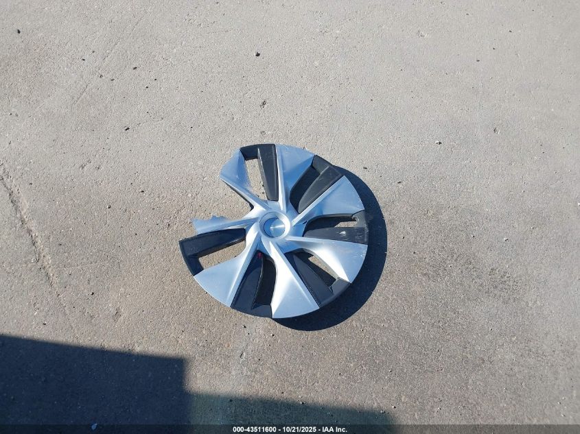 2022 Tesla Model Y Long Range Dual Motor All-Wheel Drive VIN: 7SAYGDEE2NF362272 Lot: 43511600