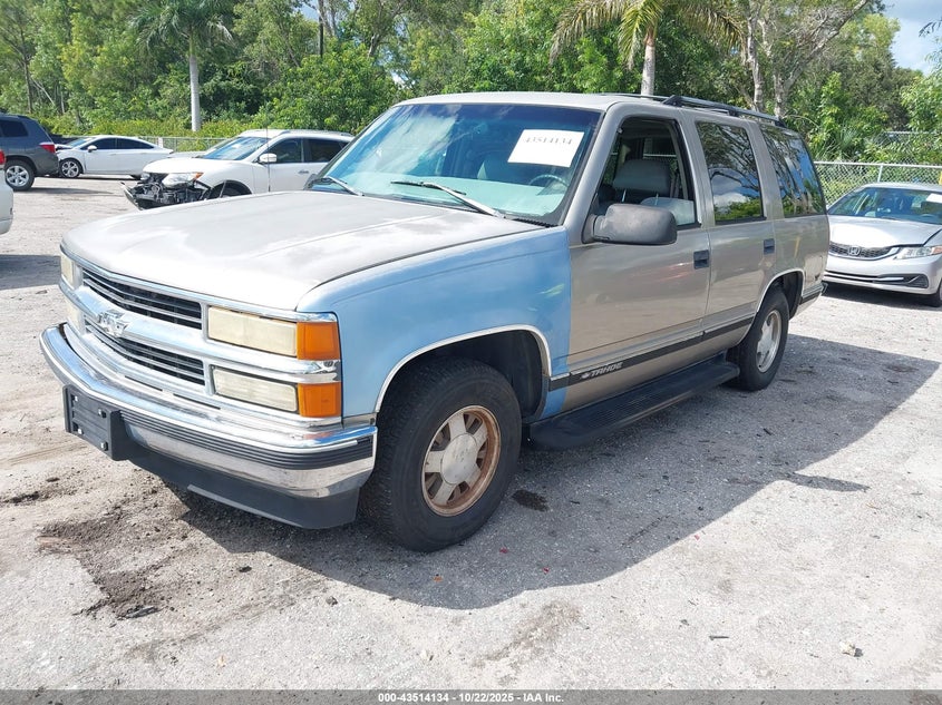 1GNEC13R0XR145632 1999 CHEVROLET TAHOE photo no. 2