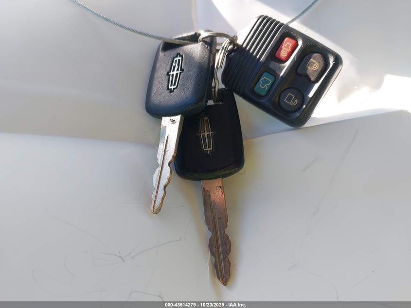 2006 Lincoln Town Car Signature VIN: 1LNHM81V36Y637096 Lot: 43514279