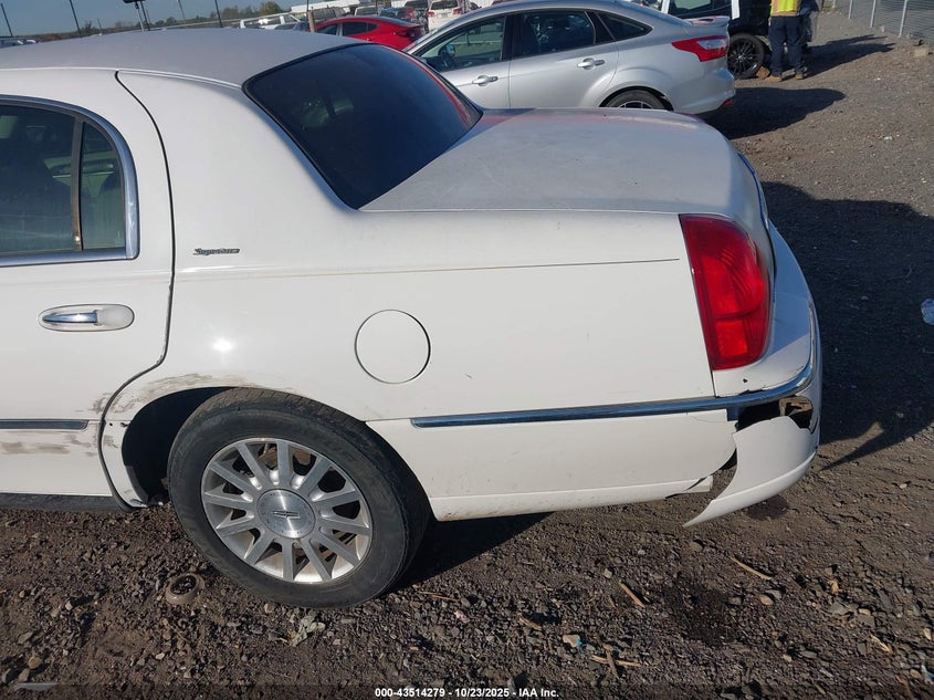 2006 Lincoln Town Car Signature VIN: 1LNHM81V36Y637096 Lot: 43514279