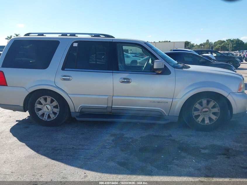 2004 Lincoln Navigator VIN: 5LMFU28R04LJ28040 Lot: 43514404