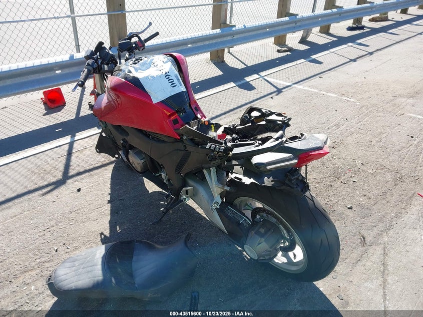JH2SC6318AK000333 2010 HONDA VFR photo no. 3