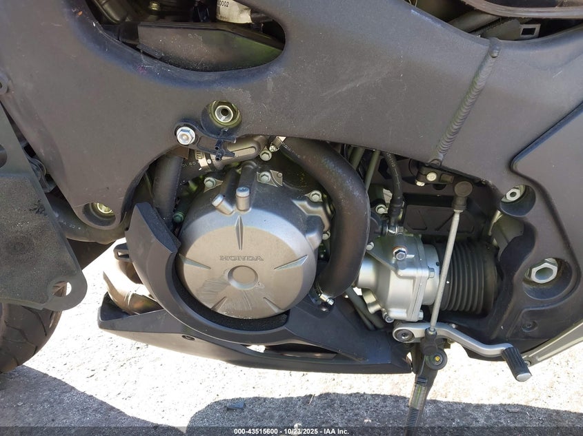 JH2SC6318AK000333 2010 HONDA VFR photo no. 9
