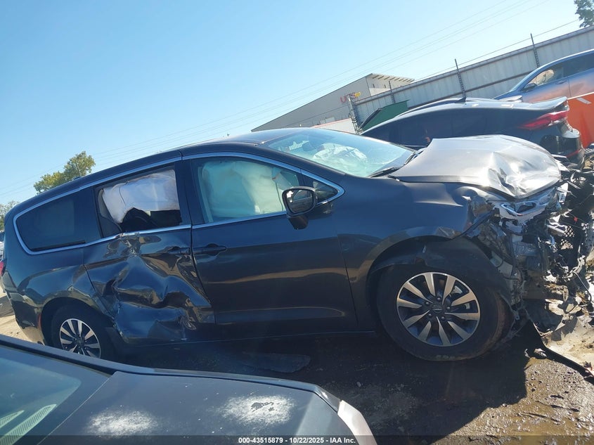 2022 Chrysler Pacifica Hybrid Touring L VIN: 2C4RC1L7XNR120947 Lot: 43515879