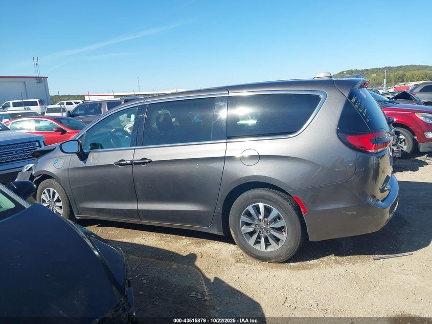 2022 Chrysler Pacifica Hybrid Touring L VIN: 2C4RC1L7XNR120947 Lot: 43515879