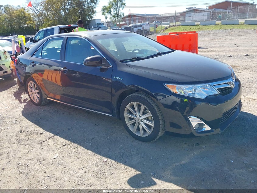 TOYOTA CAMRY HYBRID XLE