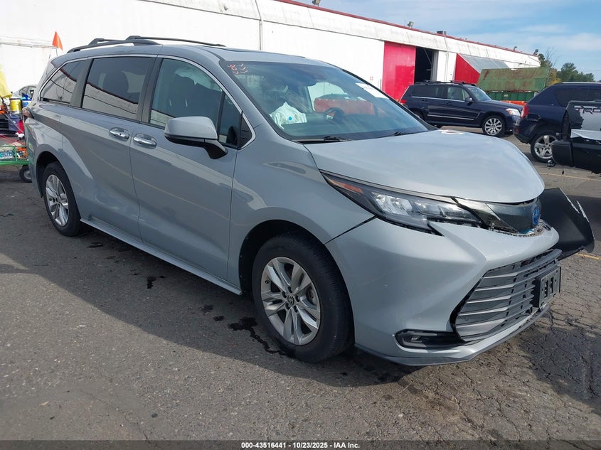 2022 TOYOTA SIENNA XLE WOODLAND EDITION - 5TDASKFCXNS046208