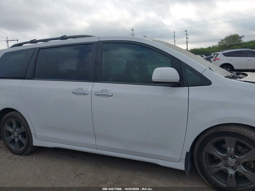 2017 TOYOTA SIENNA SE 8 PASSENGER 5TDXZ3DC7HS771462