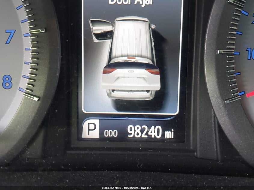 2017 TOYOTA SIENNA SE 8 PASSENGER 5TDXZ3DC7HS771462