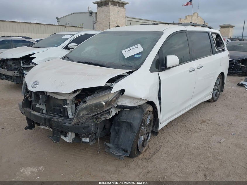 2017 TOYOTA SIENNA SE 8 PASSENGER 5TDXZ3DC7HS771462
