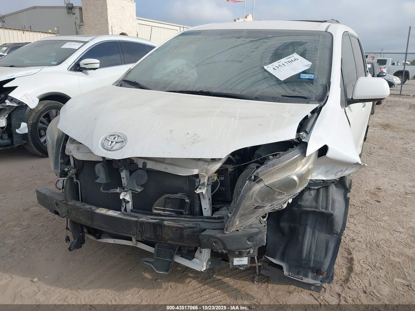 2017 TOYOTA SIENNA SE 8 PASSENGER 5TDXZ3DC7HS771462