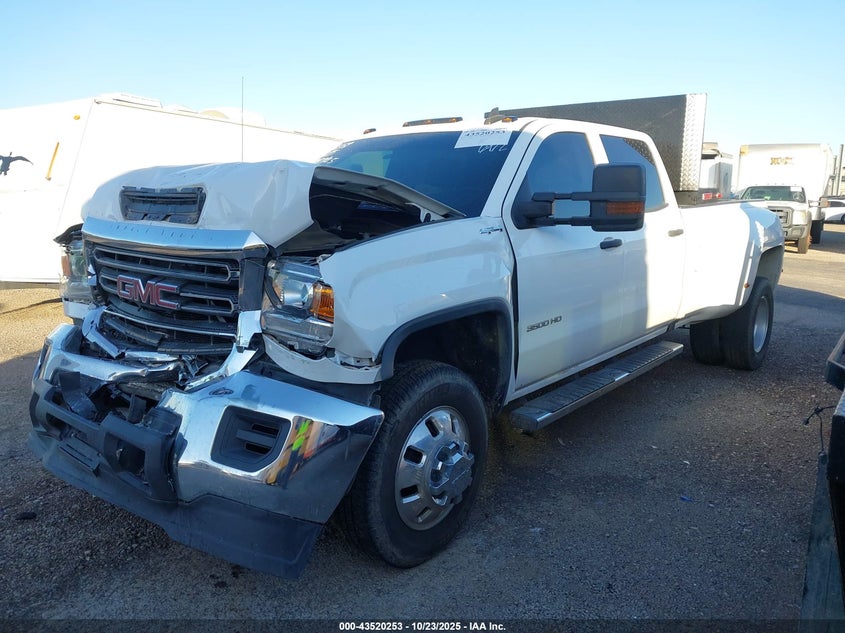 1GT42TCY2KF166972 2019 GMC SIERRA photo no. 2