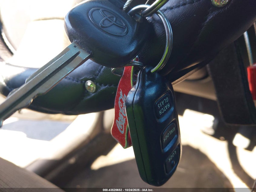 2006 Toyota Matrix Xr VIN: 2T1KR32E56C621760 Lot: 43520652