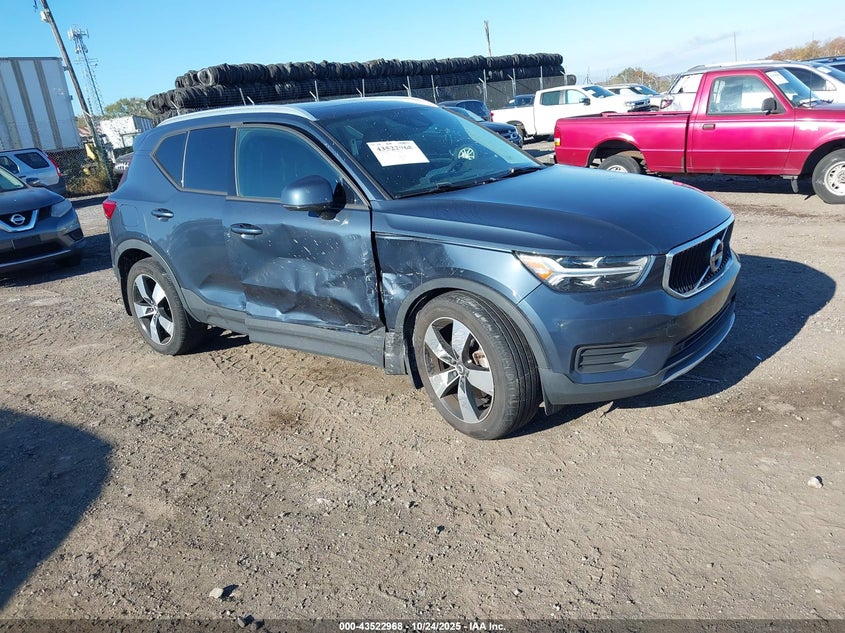 VOLVO XC40 T5 MOMENTUM
