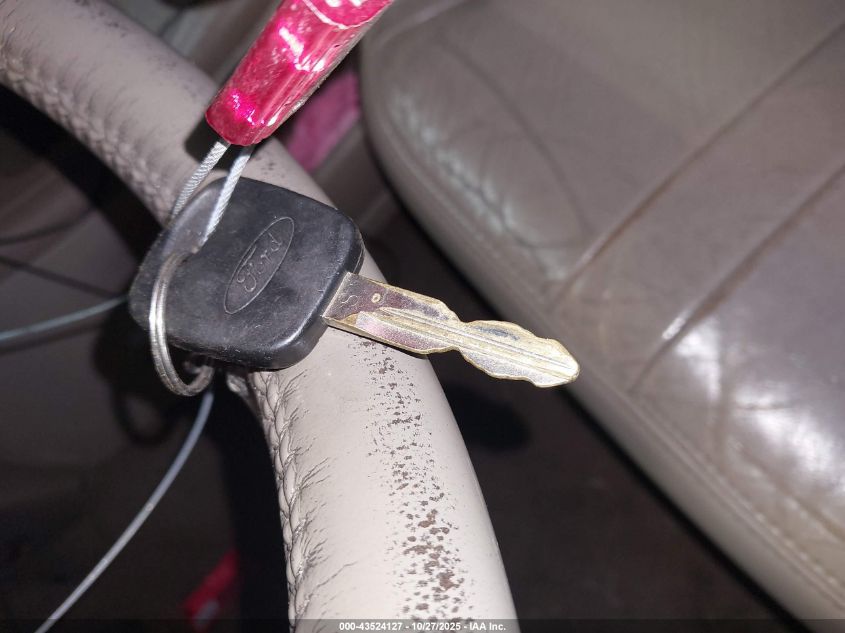 2000 Ford Expedition Eddie Bauer VIN: 1FMPU18L7YLB67758 Lot: 43524127