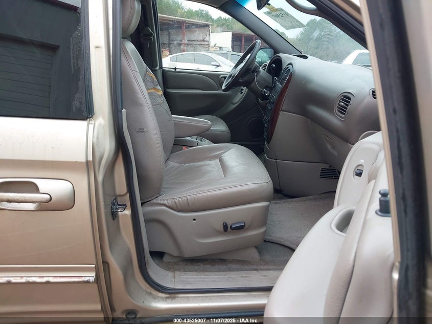 2C8GP54LX2R539180 2002 CHRYSLER TOWN & COUNTRY photo no. 5