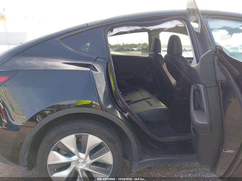 2024 Tesla Model Y Long Range Dual Motor All-Wheel Drive/Rwd VIN: 7SAYGDEDXRF071712 Lot: 43525865