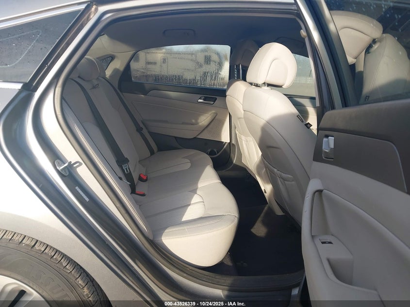 2017 HYUNDAI SONATA HYBRID SE KMHE24L19HA060419