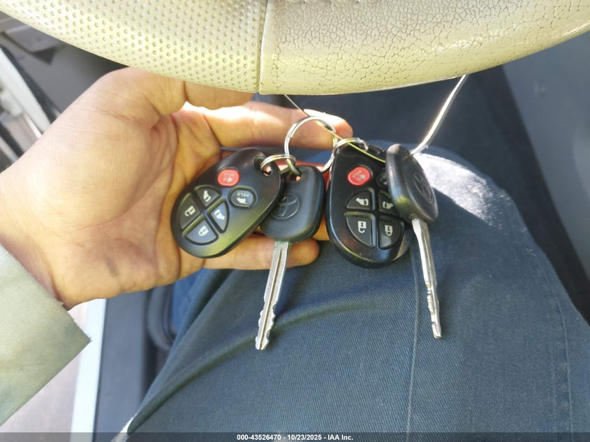 2013 TOYOTA SIENNA XLE V6 8 PASSENGER 5TDYK3DC4DS402089