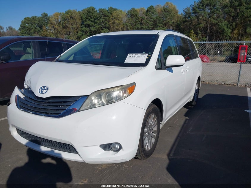 2013 TOYOTA SIENNA XLE V6 8 PASSENGER 5TDYK3DC4DS402089