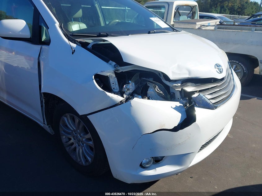 2013 TOYOTA SIENNA XLE V6 8 PASSENGER 5TDYK3DC4DS402089