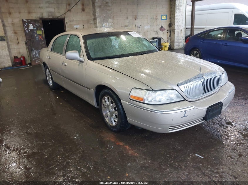 LINCOLN TOWN CAR SIGNATURE LIMITED