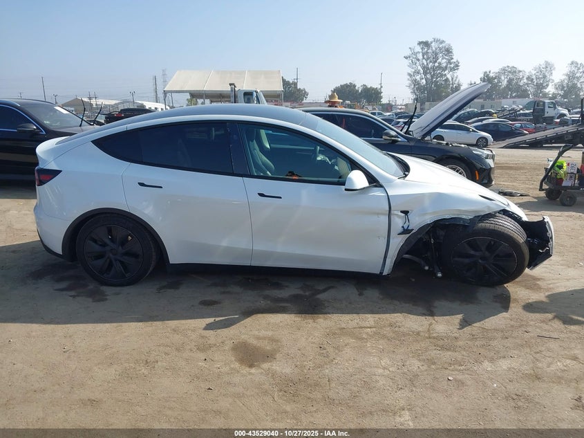 2024 Tesla Model Y Long Range Dual Motor All-Wheel Drive/Rwd VIN: 7SAYGDED5RF111095 Lot: 43529040