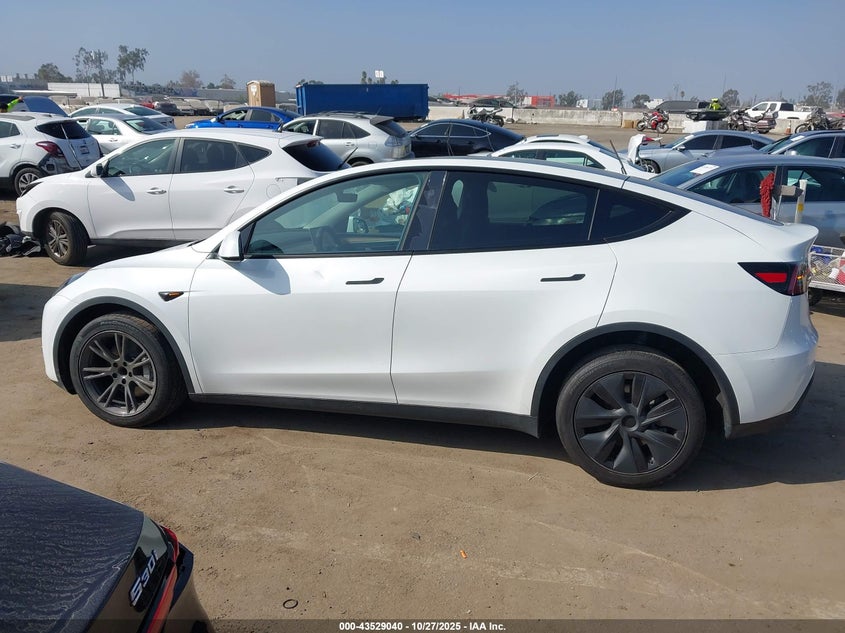 2024 Tesla Model Y Long Range Dual Motor All-Wheel Drive/Rwd VIN: 7SAYGDED5RF111095 Lot: 43529040