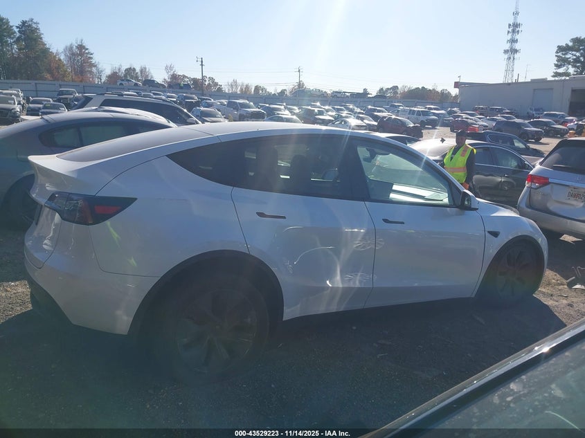 2025 Tesla Model Y Long Range Dual Motor Rear-Wheel Drive VIN: 7SAYGDED3SA377573 Lot: 43529223