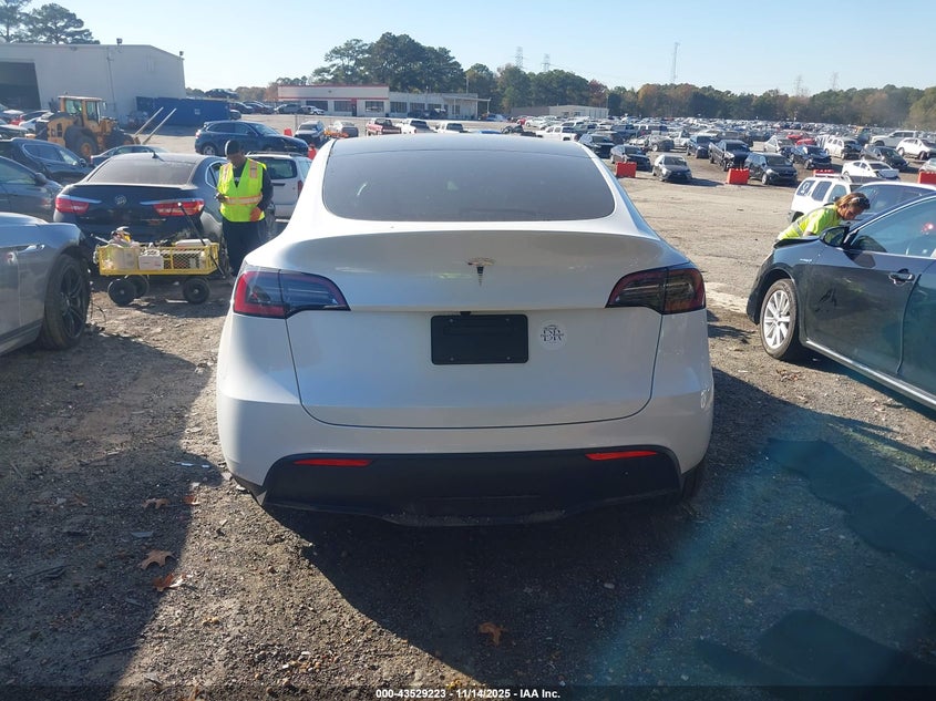 2025 Tesla Model Y Long Range Dual Motor Rear-Wheel Drive VIN: 7SAYGDED3SA377573 Lot: 43529223