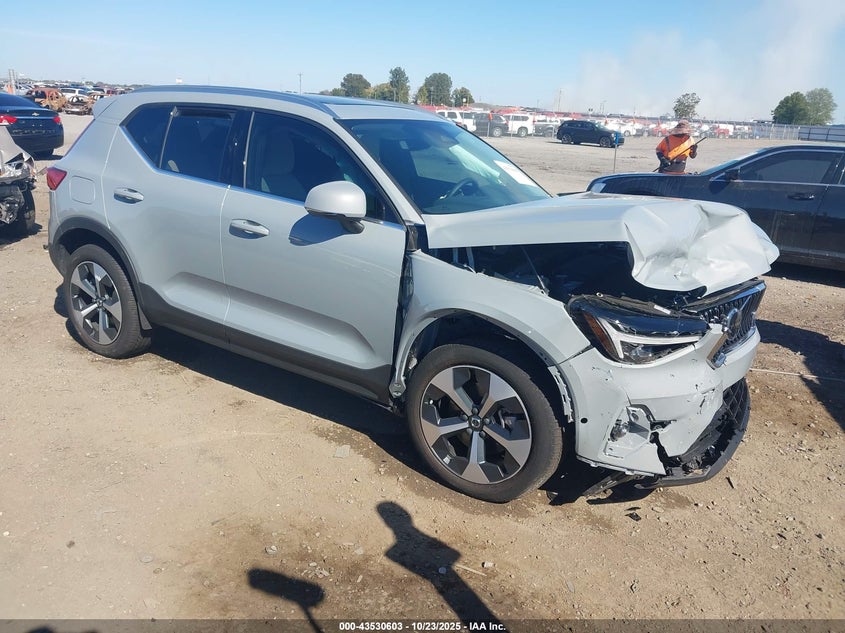 VOLVO XC40 B5 PLUS BRIGHT THEME