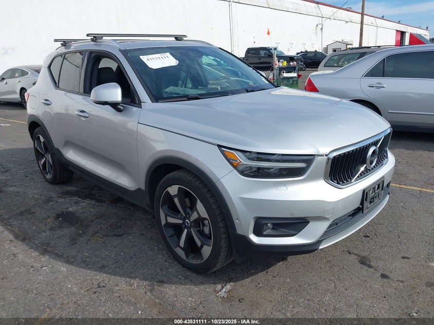 VOLVO XC40 T5 MOMENTUM