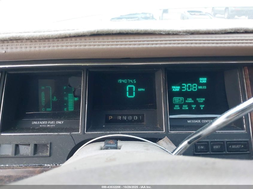 1992 Lincoln Town Car Signature VIN: 1LNLM82W5NY731898 Lot: 43532208