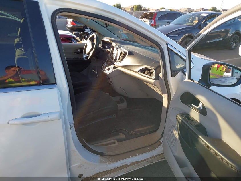 VIN 2C4RC1CG9HR823931 2017 CHRYSLER PACIFICA LX