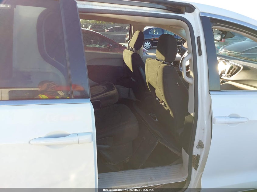 VIN 2C4RC1CG9HR823931 2017 CHRYSLER PACIFICA LX