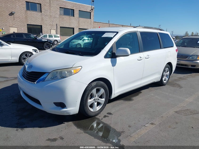 5TDKK3DC8CS254274 2012 TOYOTA SIENNA photo no. 2