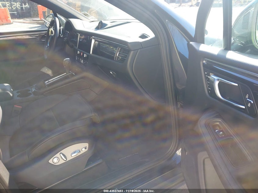 2025 Porsche Macan T