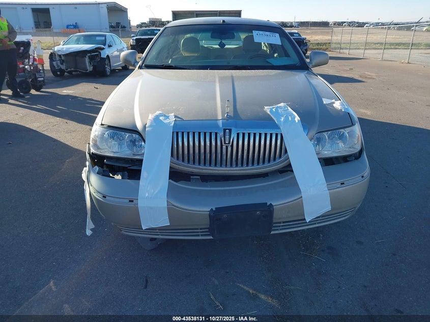 2008 Lincoln Town Car Signature Limited VIN: 2LNHM82V38X639853 Lot: 43538131