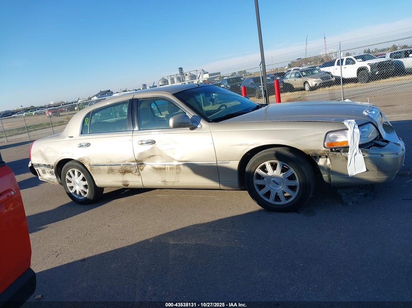 2008 Lincoln Town Car Signature Limited VIN: 2LNHM82V38X639853 Lot: 43538131