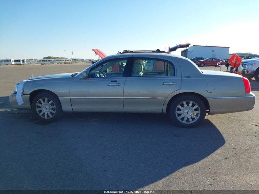 2008 Lincoln Town Car Signature Limited VIN: 2LNHM82V38X639853 Lot: 43538131