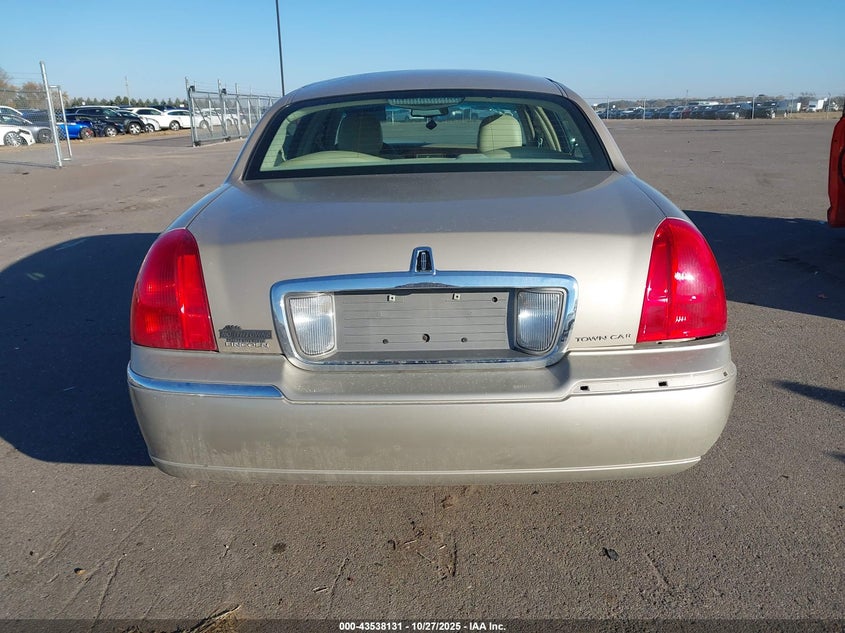 2008 Lincoln Town Car Signature Limited VIN: 2LNHM82V38X639853 Lot: 43538131