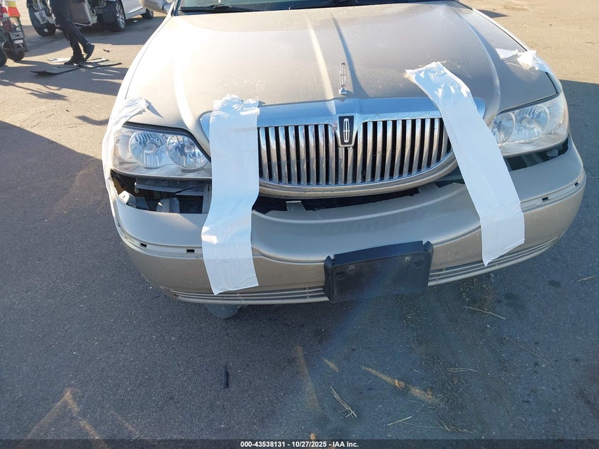 2008 Lincoln Town Car Signature Limited VIN: 2LNHM82V38X639853 Lot: 43538131