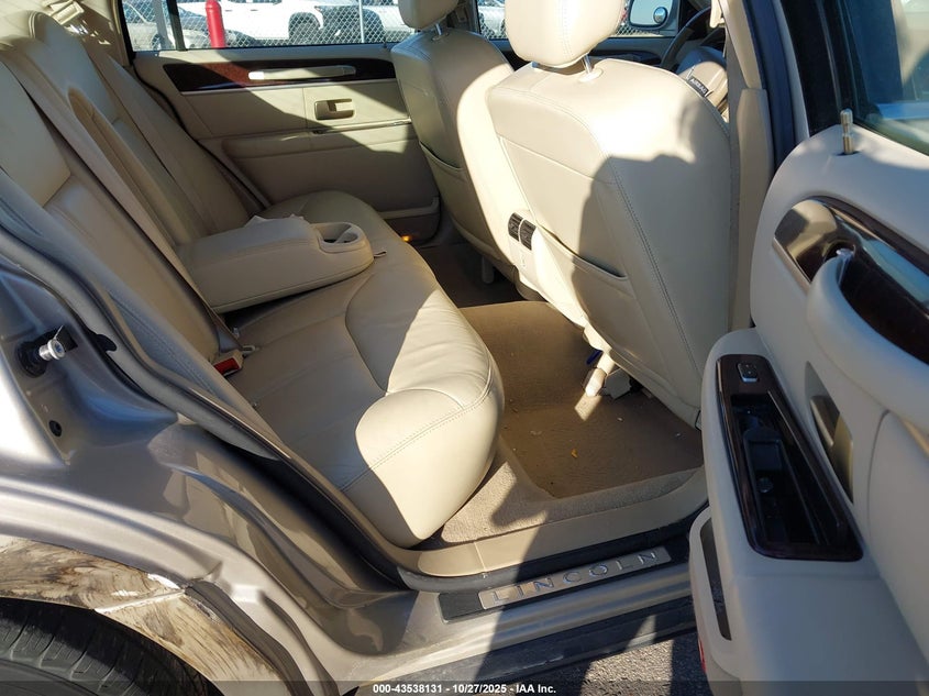 2008 Lincoln Town Car Signature Limited VIN: 2LNHM82V38X639853 Lot: 43538131