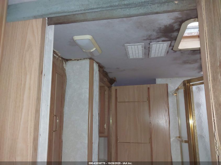 2000 Ford F550 Super Duty Stripped Chass VIN: 1FCNF53S9Y0A02145 Lot: 43951438