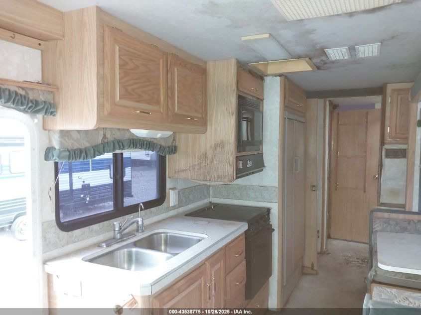 2000 Ford F550 Super Duty Stripped Chass VIN: 1FCNF53S9Y0A02145 Lot: 43951438