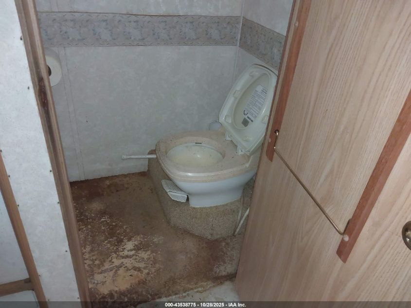 2000 Ford F550 Super Duty Stripped Chass VIN: 1FCNF53S9Y0A02145 Lot: 43951438