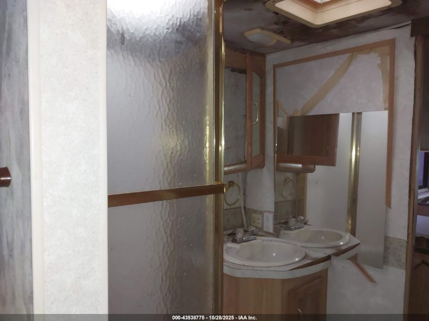 2000 Ford F550 Super Duty Stripped Chass VIN: 1FCNF53S9Y0A02145 Lot: 43951438