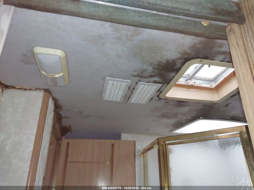 2000 Ford F550 Super Duty Stripped Chass VIN: 1FCNF53S9Y0A02145 Lot: 43951438